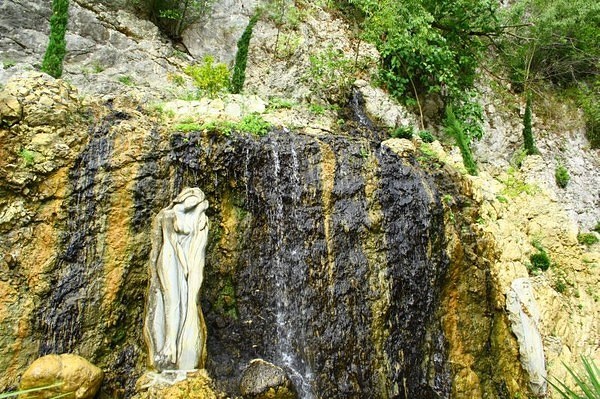 Водопад «Плачущая скала» в Крыму